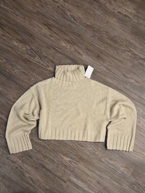H&M Cropped Turtleneck Sweater in Cream